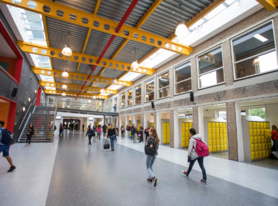 Die verbinding maken in de hersenen kan alleen als leerlingen met plezier naar een les komen.